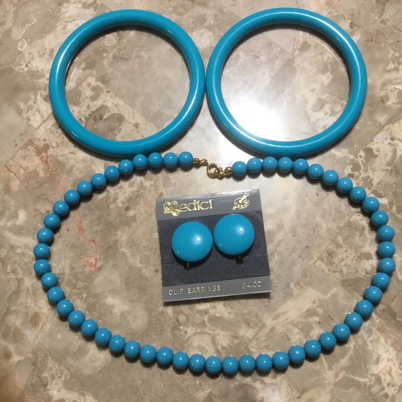 Vintage Costume - Turquoise Necklace, Clip Earrings, and 2 Bracelets. - Picture 1 of 16